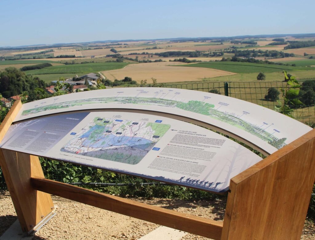 Table d’orientation imprimée sur HPL avec plan détaillé et texte multilingue – réalisée pour un site de mémoire.
