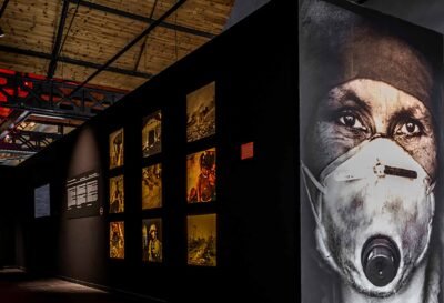 Mur d’exposition imprimé en grand format sur toile murale sans joint, composé d’un collage d'une photographie de mineurs aux Bois du casier.