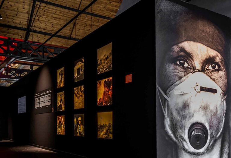 Mur d’exposition imprimé en grand format sur toile murale sans joint, composé d’un collage d'une photographie de mineurs aux Bois du casier.