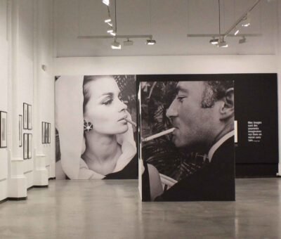 Toile murale d’exposition – Sans joint, impression noir et blanc Impression grand format noir et blanc sur toile murale une pièce musée exposition portraits artistiques réalisée par CASprint