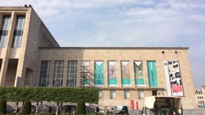 Vinyles publicitaires grand format façade musée exposition signalétique culturelle extérieure verticale