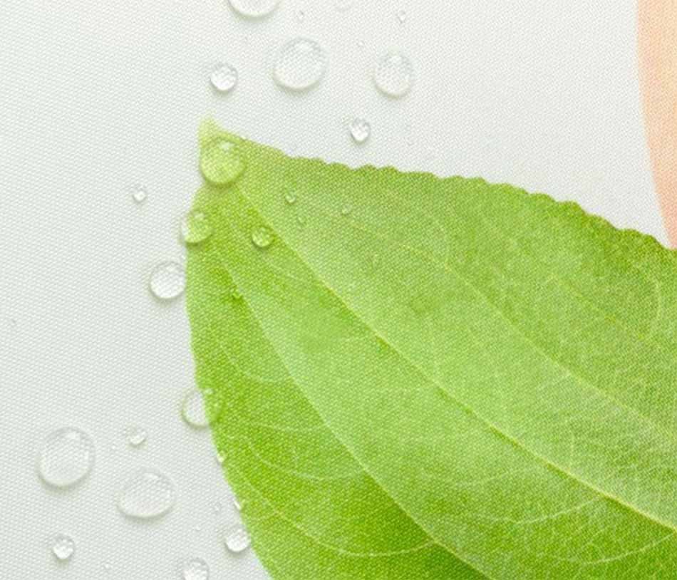 Banderole ProPES écologique en polyester avec gouttelettes d'eau démontrant sa résistance outdoor pour impression grand format B2B