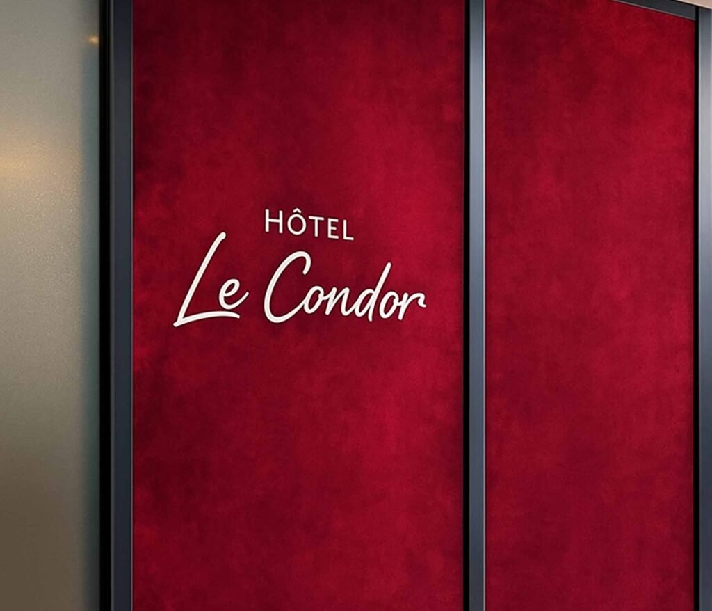 Paroirs murales avec tissus en velours collé rouge avec le logo d'un hôtel.
