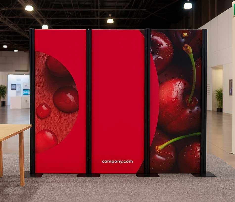 Stand modulaire Inhaker impression grand format cerises rouges pour salon professionnel système cloisons démontables B2B