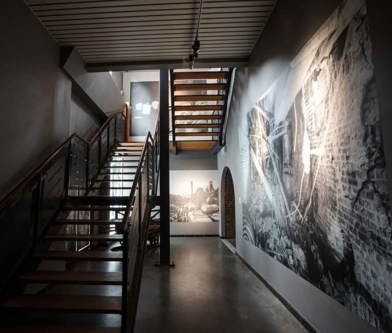 Toile murale en noir et blanc montrant l'état de la mine lors d'un accident.