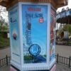Film adhésif Easy Dot kiosque publicitaire Walibi Pulsar impression grand format mobilier urbain outdoor B2B