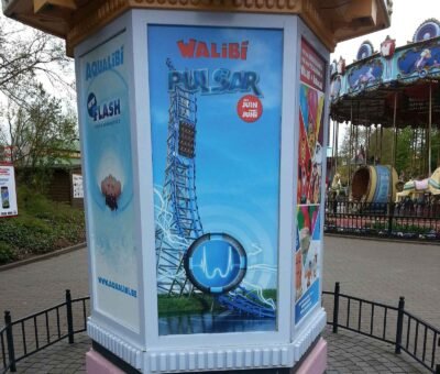 Film adhésif Easy Dot kiosque publicitaire Walibi Pulsar impression grand format mobilier urbain outdoor B2B
