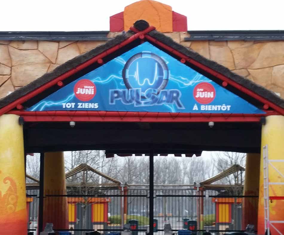 Bâche frontlit 510g triangulaire imprimée pour parc d'attractions Pulsar - impression grand format B2B sur mesure